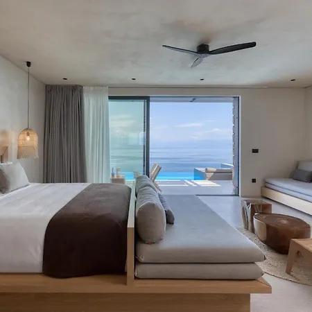 Hotel ​le Grand Bleu Derveni