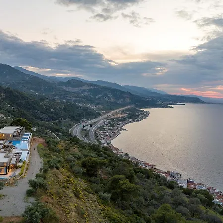 ​le Grand Bleu Hotel Derveni