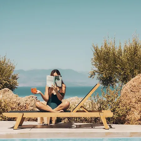 ​le Grand Bleu Hotel Derveni