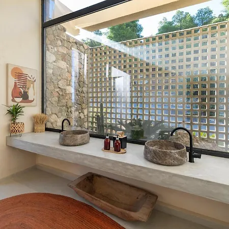 ​le Grand Bleu Hotel Derveni