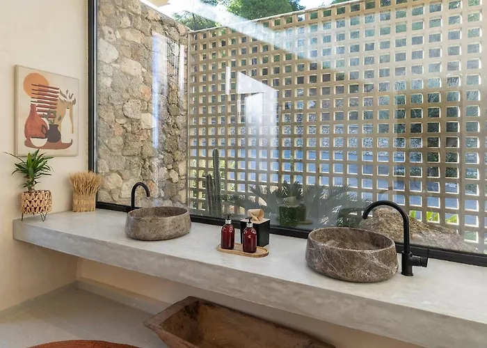 ​le Grand Bleu Hotel Derveni